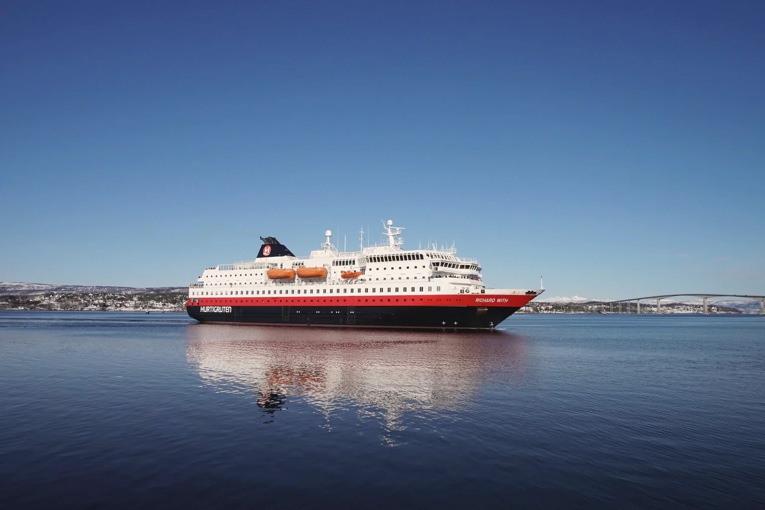 statek Hurtigruten Coastal Express u wybrzeży Norwegii